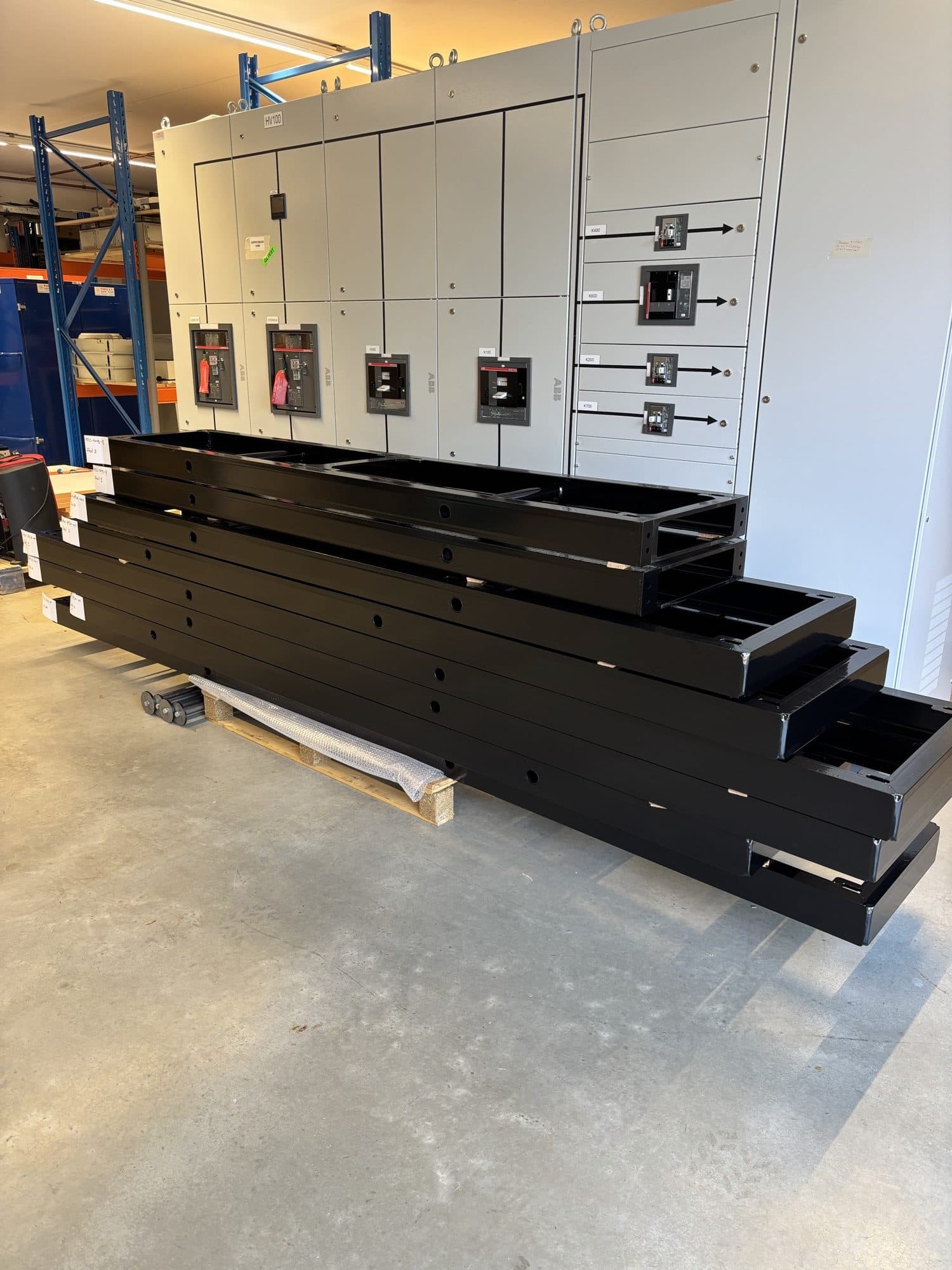Zwart gepoedercoate sokkels voor paneelbouw, klaar in de werkplaats