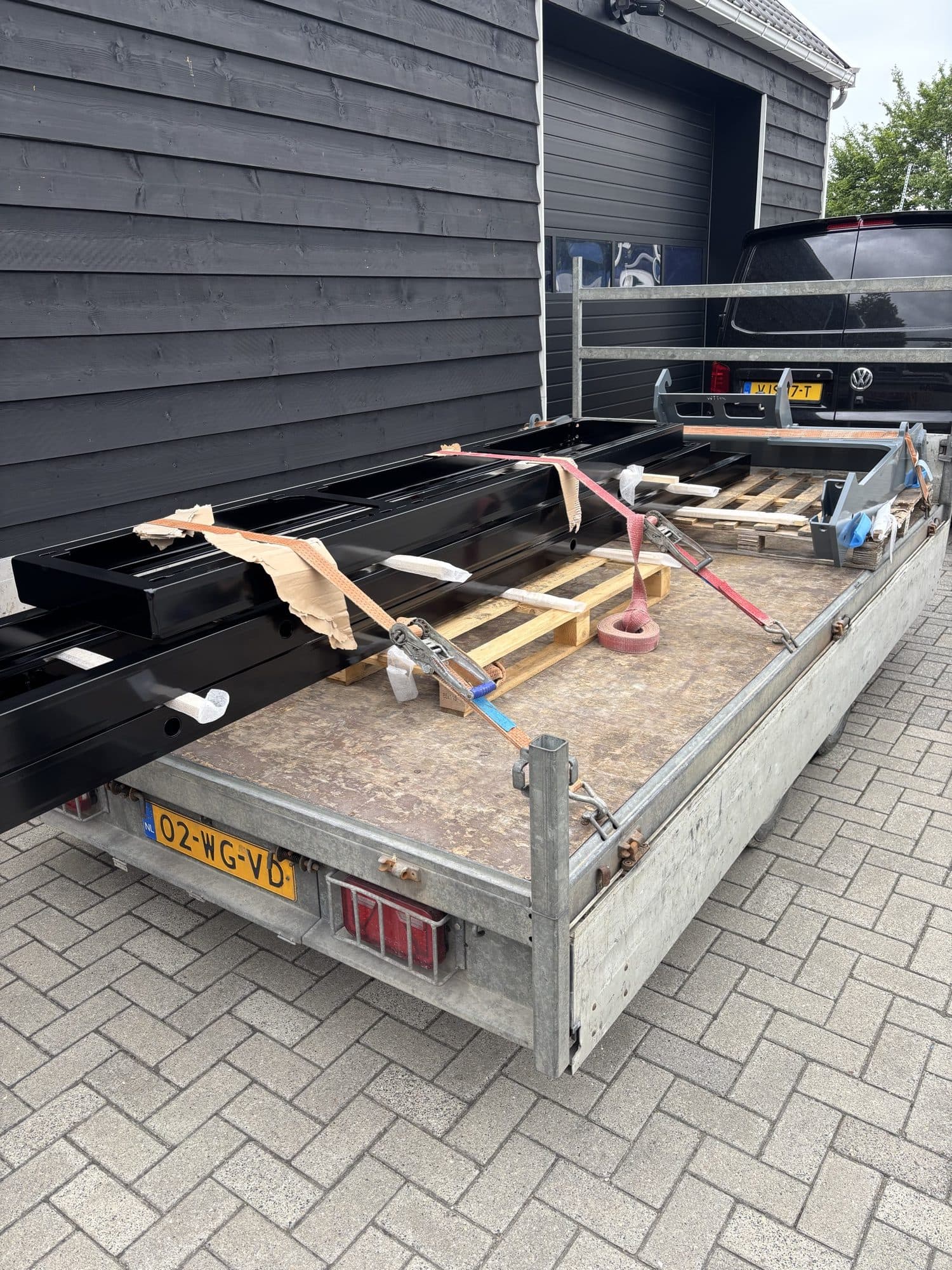 Staalconstructie op een aanhanger, klaar voor levering en montage